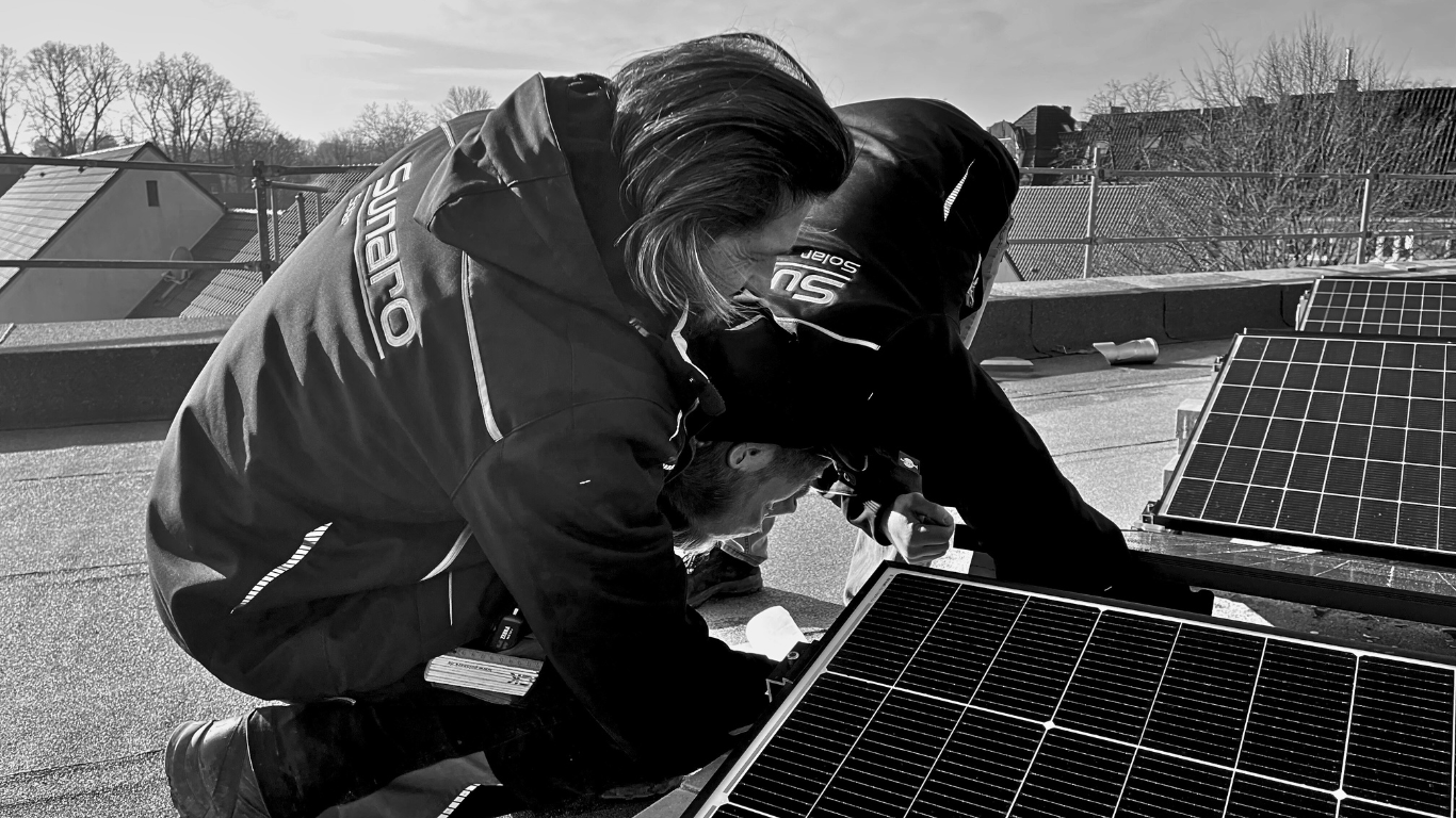 Sunaro im Einsatz, Alex und Wolf von Sunaro montieren eine Flachdach Solaranlage
