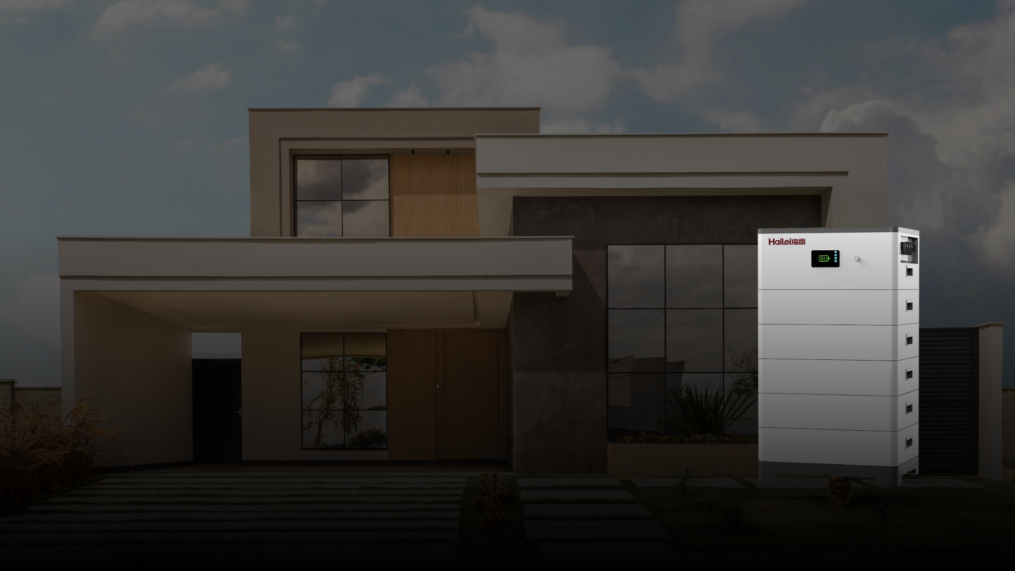 Hailei Batteriespeicher vor modernem Haus