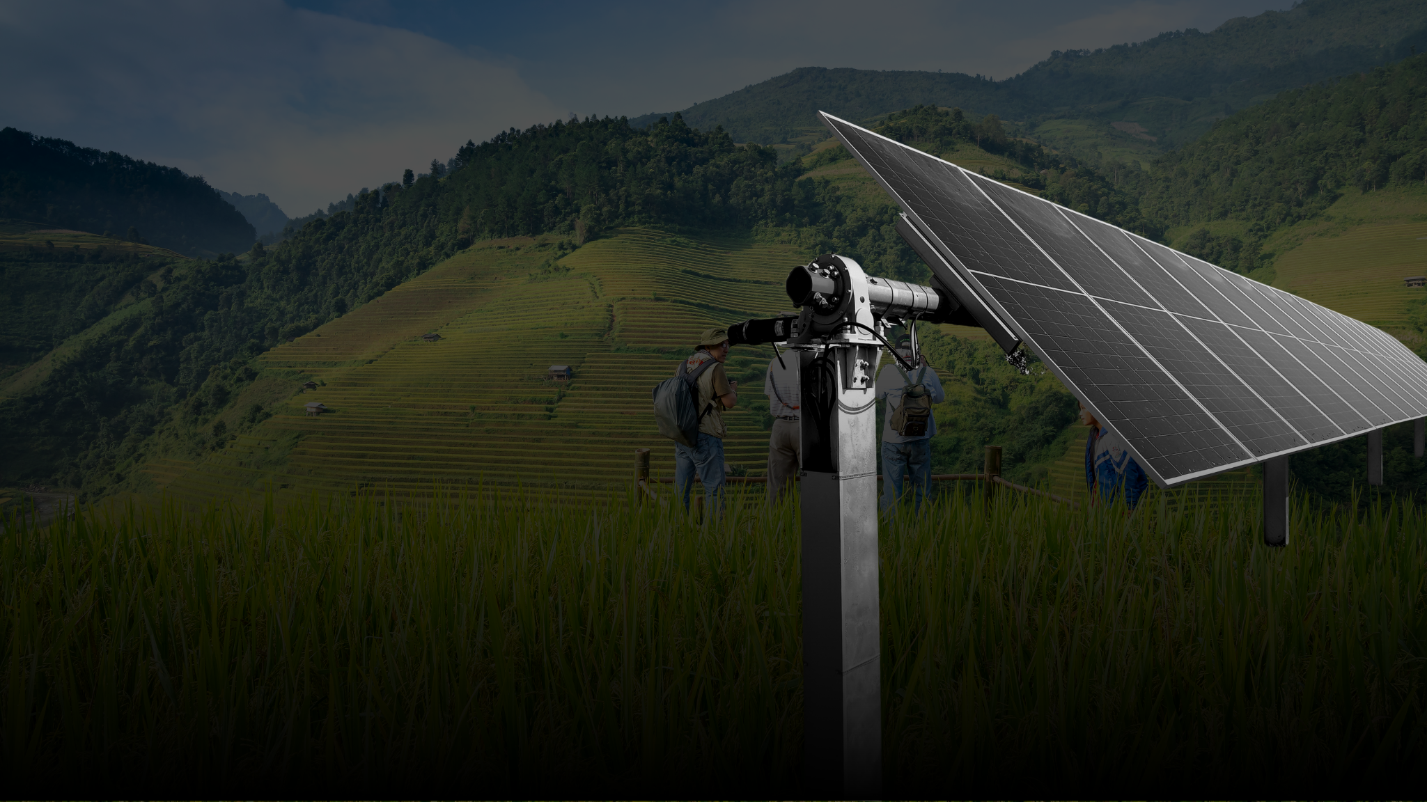 Agri PV -  Tracker-System vor landwirtschaftlichem Hintergrund