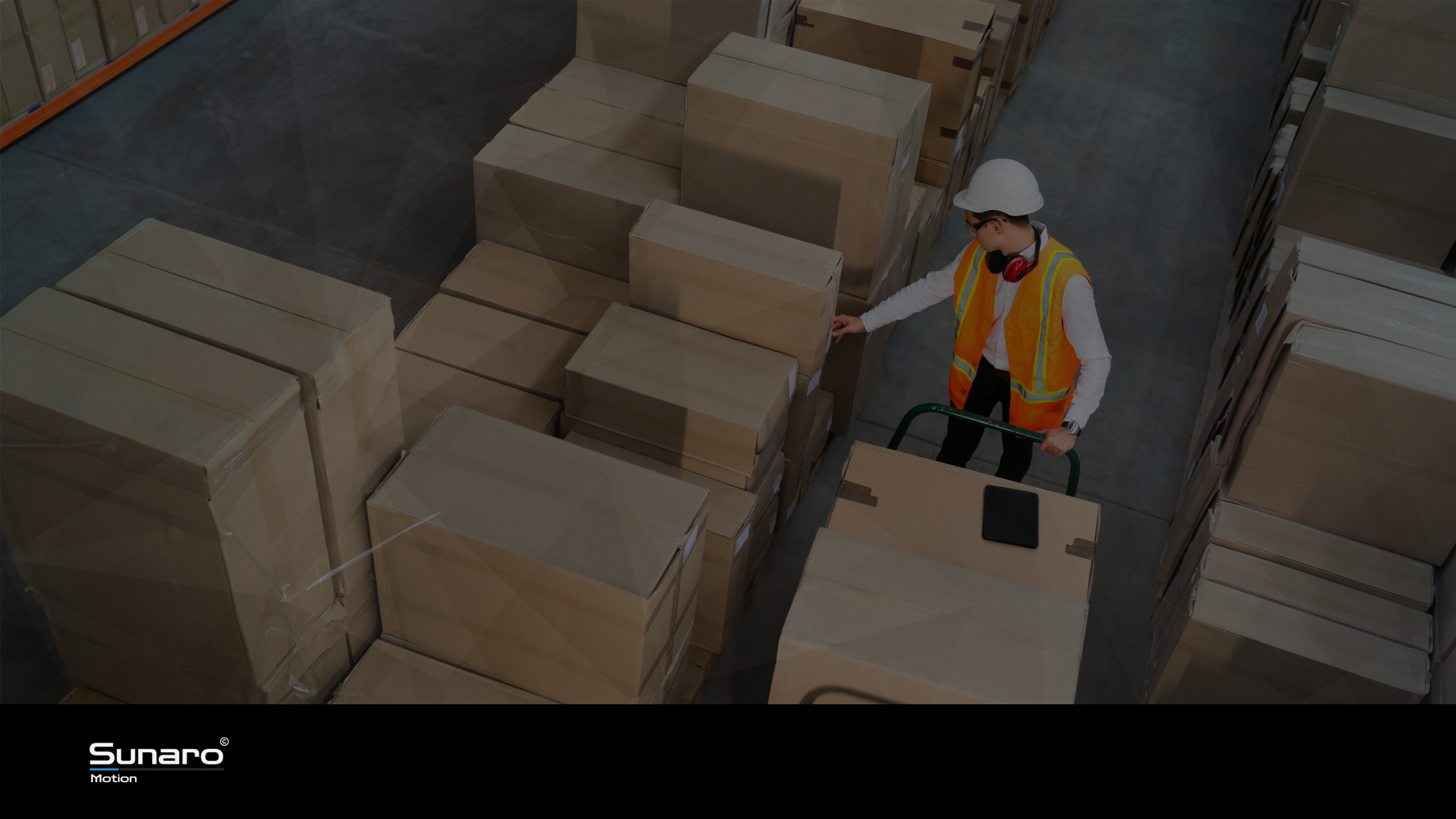 Exoskelett in der Logistik – Arbeiter beim Bewegen von Kartons im Lager
