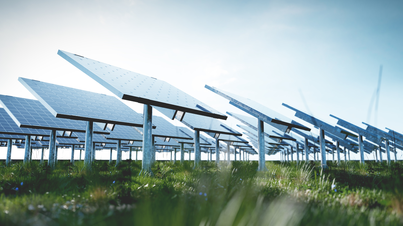 Agri-Photovoltaik-Anlage mit modernen Solarmodulen auf einem landwirtschaftlichen Feld, integriert in eine grüne Landschaft.